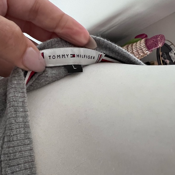 Tommy Hilfiger grey sweatshirt - Picture 2 of 3